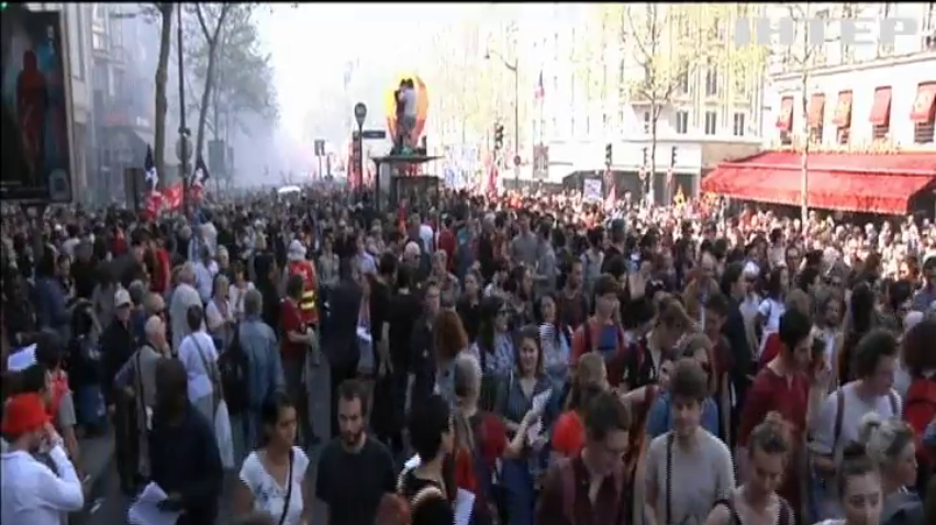 Протести у Франції: до страйкарів приєдналися держслужбовці та водії