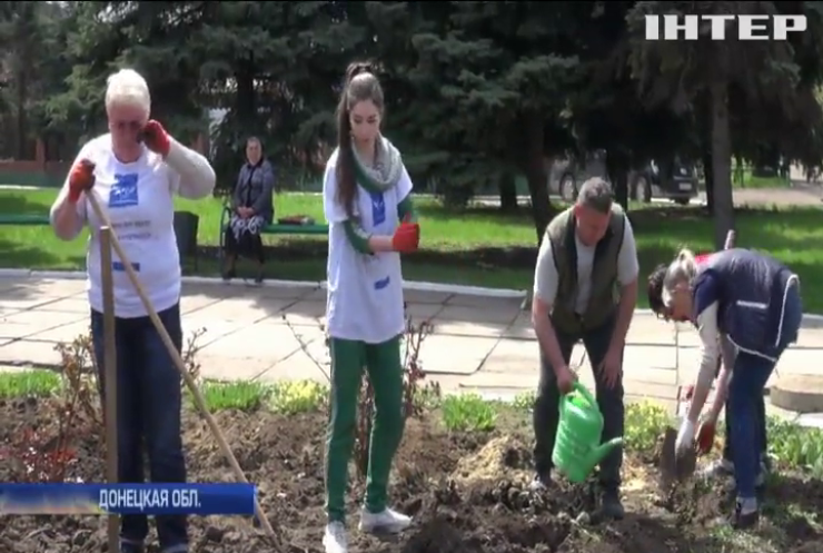 "Женщины за Мир" высадили в "серой зоне" Донбасса 10 тысяч кустов роз