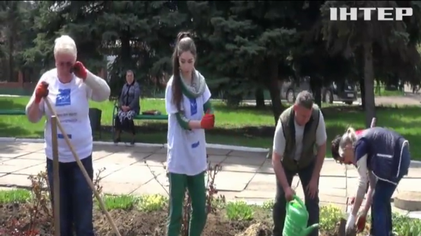 "Женщины за Мир" высадили в "серой зоне" Донбасса 10 тысяч кустов роз