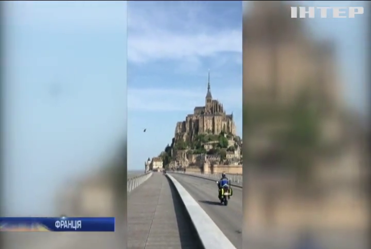 Французькі поліцейські розшукують зловмисника, що налякав туристів