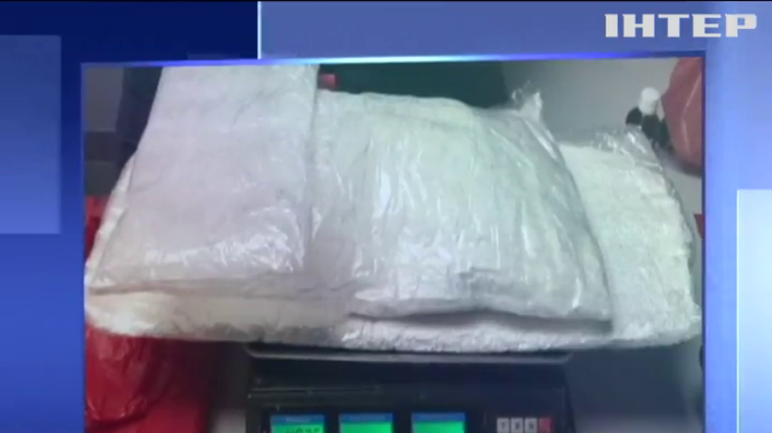 У Одеському аеропорту затримали наркокур'єра з рекордною партією кокаїну