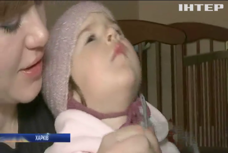 Маленька Емма потребує імплантації для можливості чути