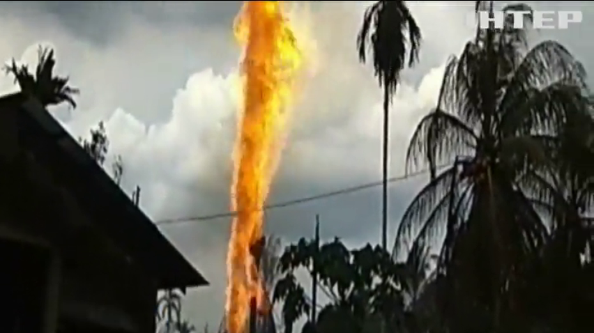 В Індонезії палає нафтова свердловина