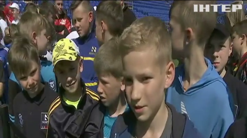 У Харкові вихованцям дитячих спортивних шкіл продемонстрували європейські футбольні трофеї
