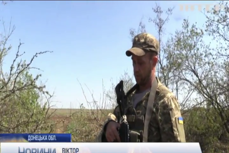 Війна на Донбасі: бойовики обстрілюють селище Луганське з артилерії