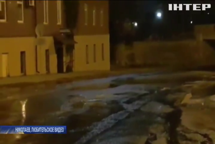 Прорыв канализации: жилые дома Николаева накрыла река нечистот (видео)