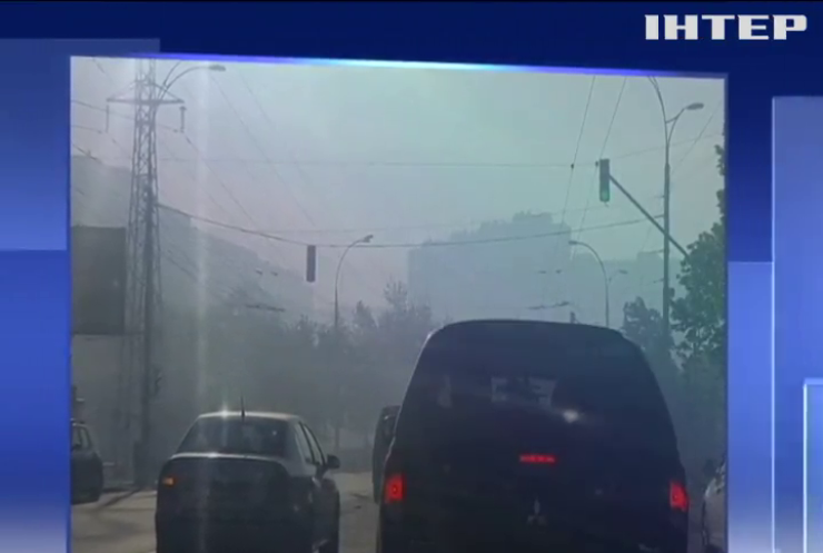 Жилые массивы Киева окутал дым от пожара на местном агропредприятии
