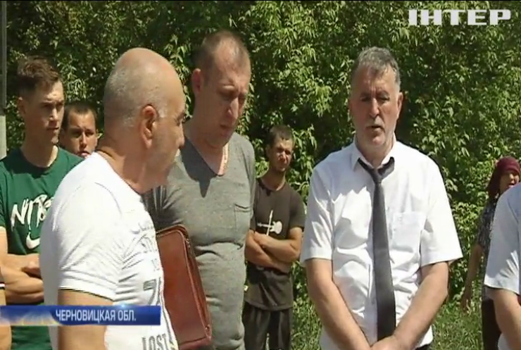 Жители Черновицкой области требуют восстановить единственную на весь поселок дорогу