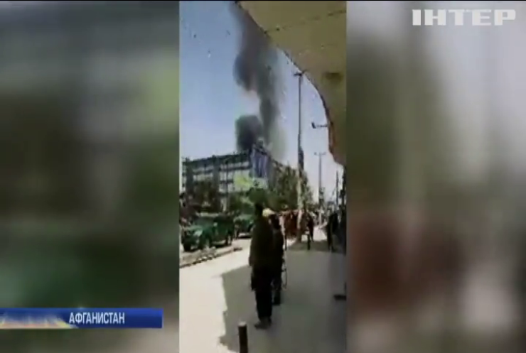 В Кабуле взорвали два полицейских участка