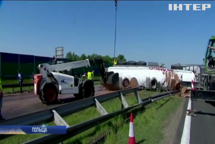 У Польщі перекинулася вантажівка з шоколадом (відео)