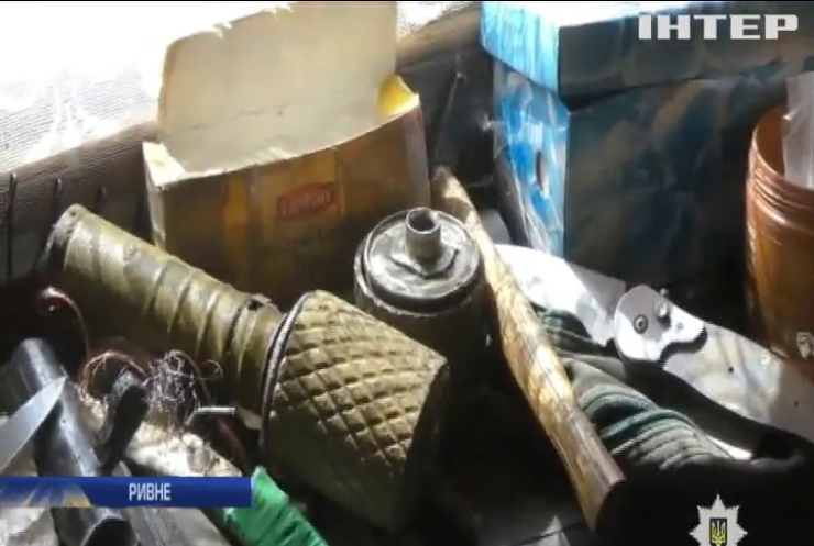 Житель Ривного обустроил в многоэтажке арсенал оружия и боеприпасов