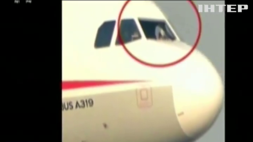Літак китайських авіаліній втратив у польоті лобове скло