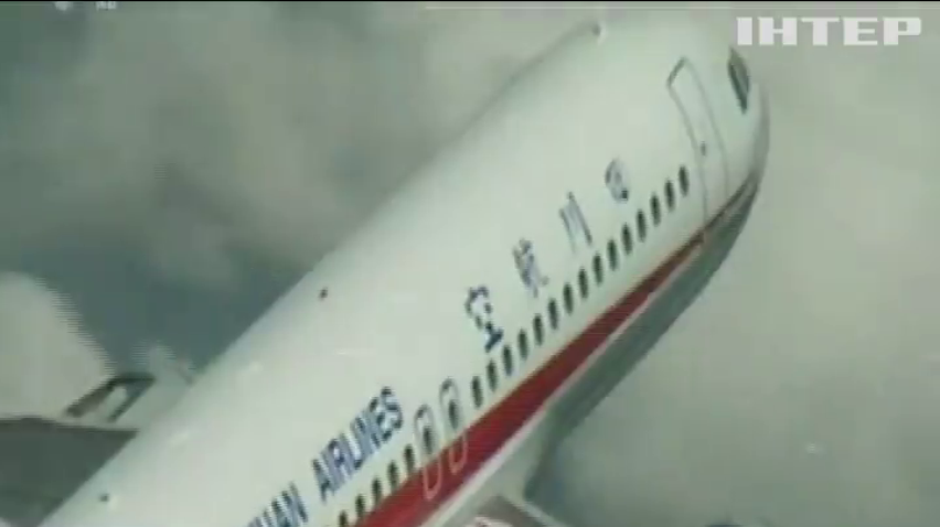 Літак китайських авіаліній під час польоту втратив лобове скло (відео)