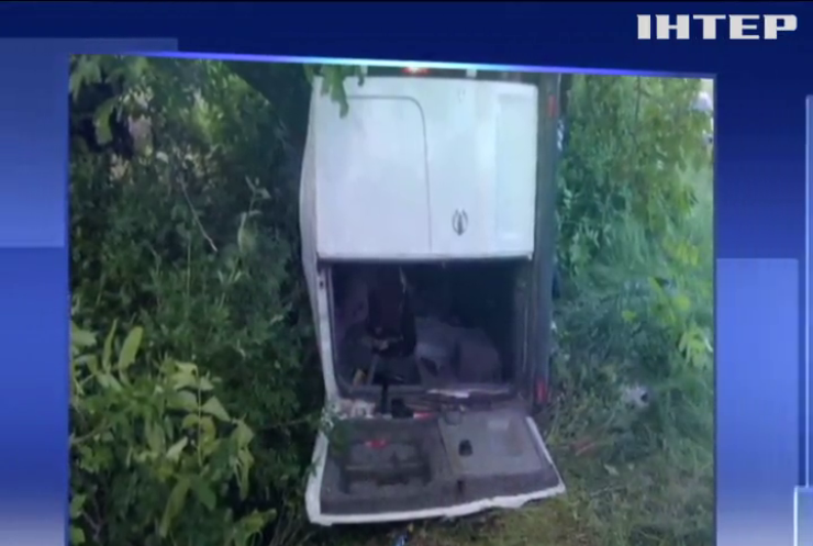 Авария в Николаевской области: микроавтобус съехал в кювет