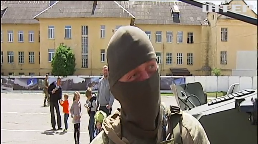 На навчаннях у Житомирі українські десантники відпрацювали бойове злагодження