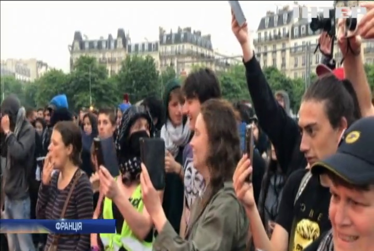 Поліція Парижа розігнала мітинг держслужбовців