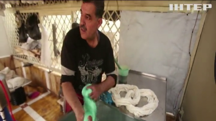 Сирієць влаштував майстерню для фарбування дамаської парчі (відео)