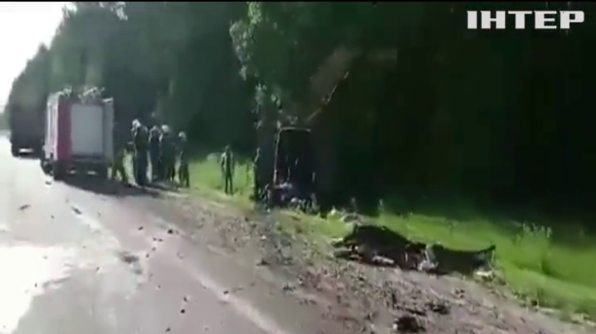 Аварія на Львівщині: мікроавтобус зіткнувся з вантажівкою