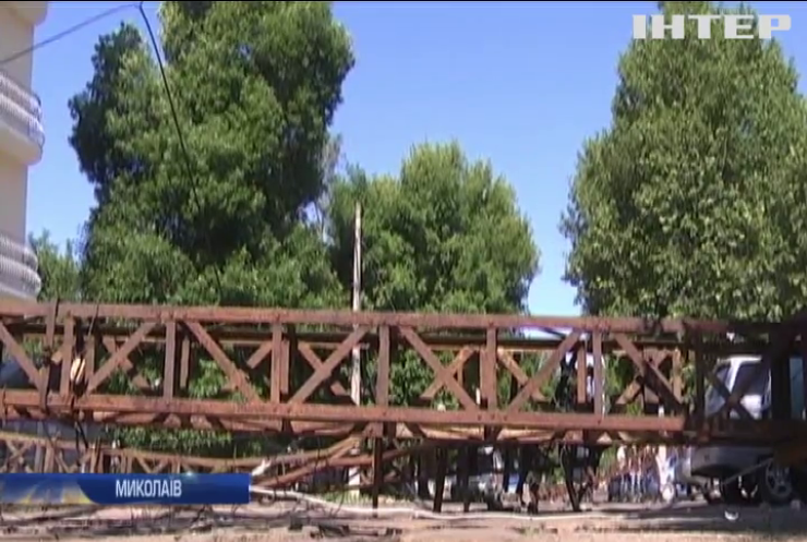 У Миколаєві трамвайні опори впали на дорогу