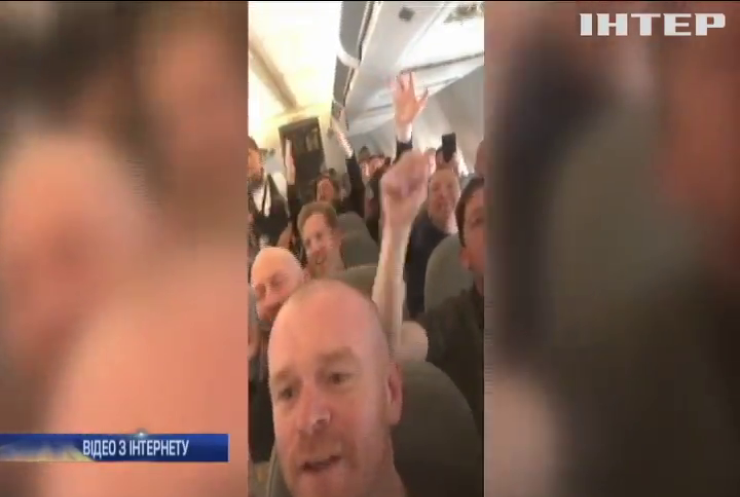 Як екіпаж літака намагався заспокоїти фанів "Ліверпуля" (відео)