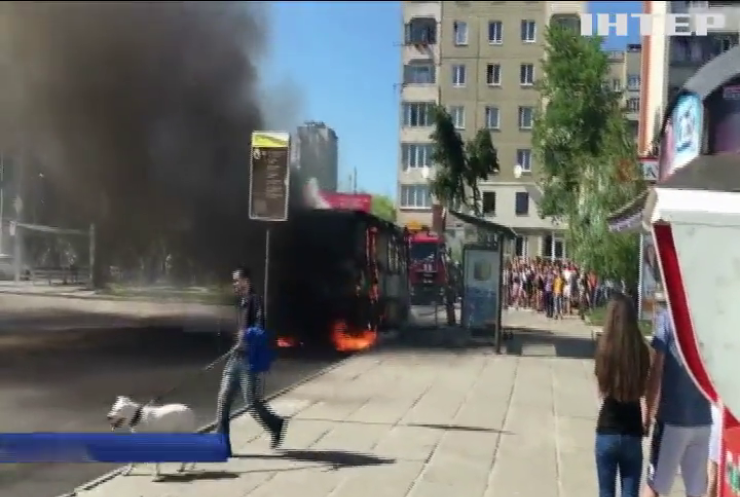 Во Львове за 8 минут полностью сгорела маршрутка (видео)