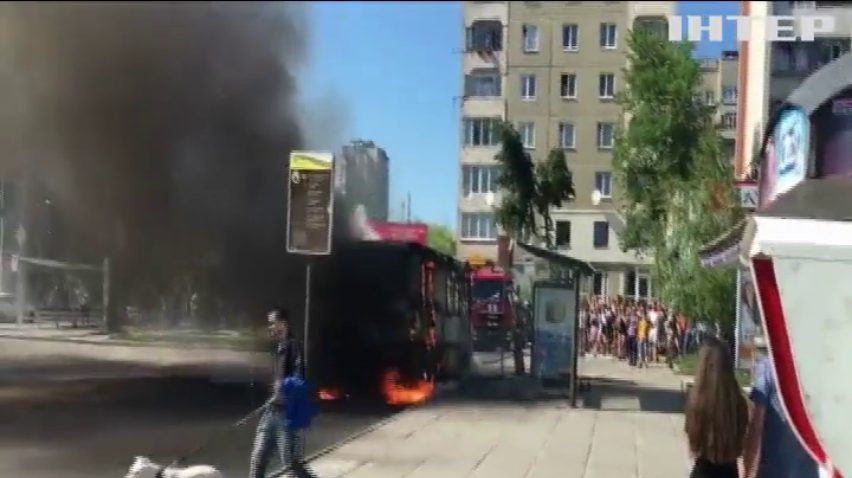 Во Львове за 8 минут полностью сгорела маршрутка (видео)