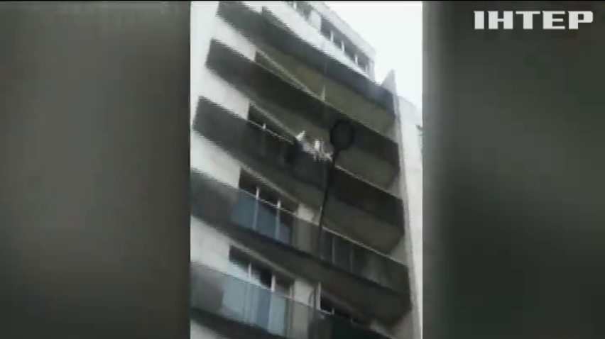 В Париже нелегальный мигрант спас ребенка в многоэтажке (видео)