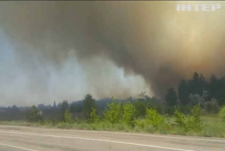 На Херсонщині рятувальники намагаються загасити масштабну пожежу