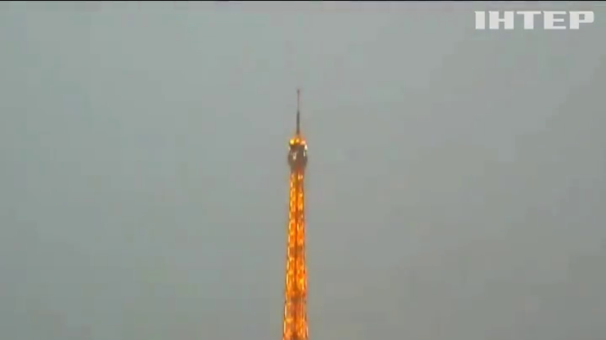 В Ейфелеву вежу влучила блискавка (відео)