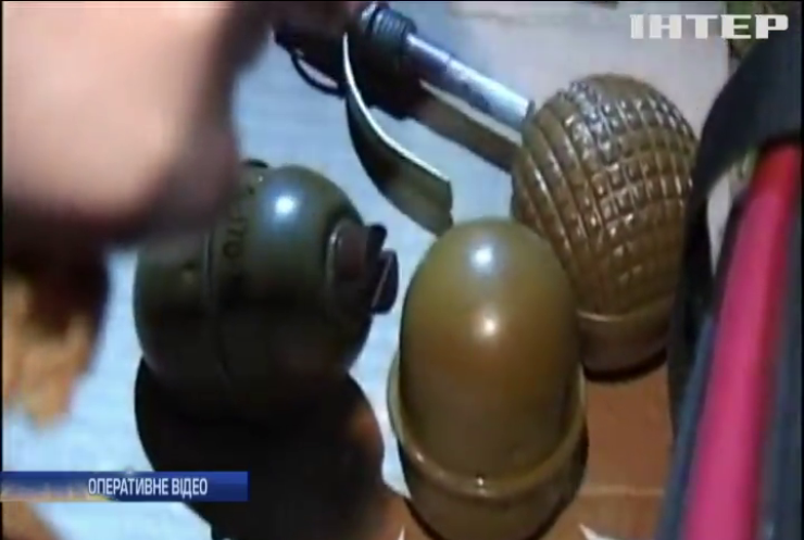 Мешканець Дніпра за винагороду зберігав вдома арсенал зброї (відео)