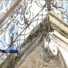 Во Львове на иностранного туриста упала часть фасада старинного здания