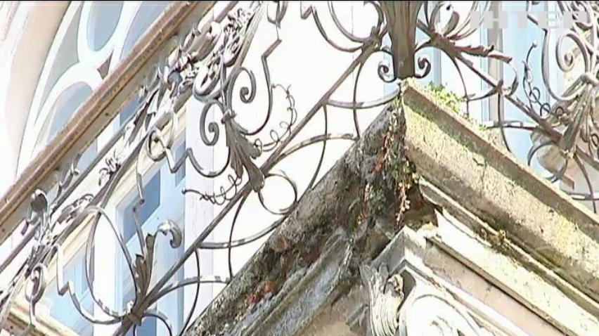 Во Львове на иностранного туриста упала часть фасада старинного здания