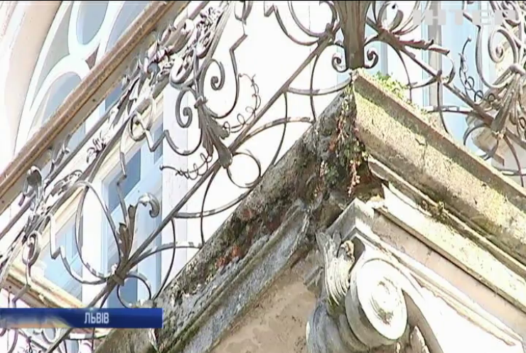 У Львові на іноземного туриста обвалився фасад будівлі