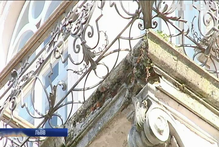У Львові обвалився фасад старовинної будівлі