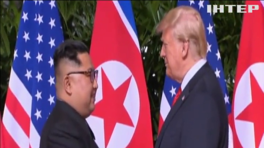 Дональд Трамп та Кім Чен Ин потисли один одному руки