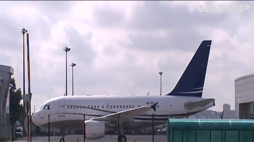 В Киевском аэропорту самолет стал неуправляемым (видео)