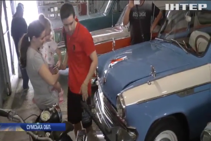 Житель Сумщини продемонстрував власний музей автівок (відео)