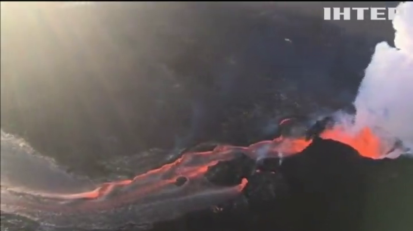 Вулкан на Гавайях вивергає лаву до океану (відео)