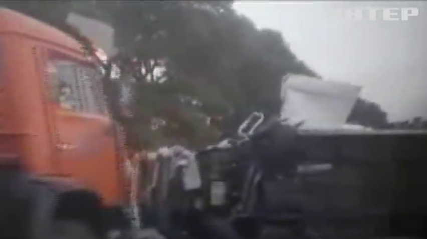 Масштабная авария под Киевом: десятки пострадавших (видео)