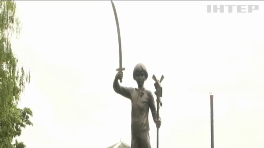 На Хмельниччині відкрили пам'ятник присвячений хлопчикові-зброєносцю