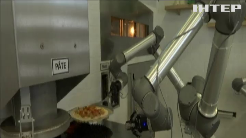 Робот влаштувався поваром у піццерію