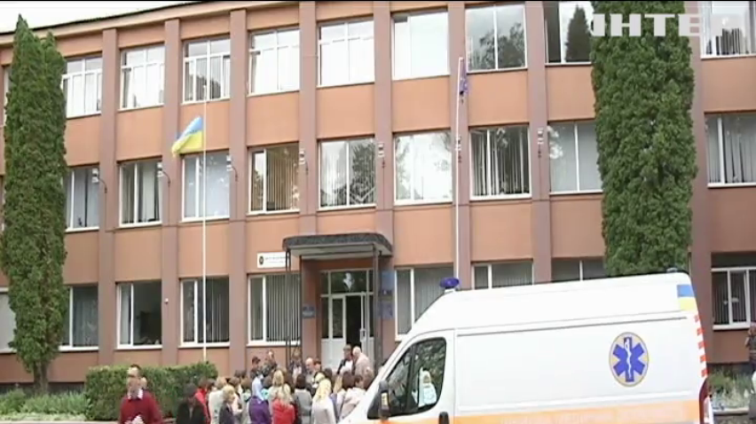 На Рівненщині долю гімназії вирішували стусанами та сльозогінним газом