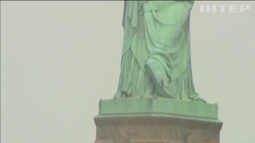 У США зі Статуї Свободи знімали активістку (відео)
