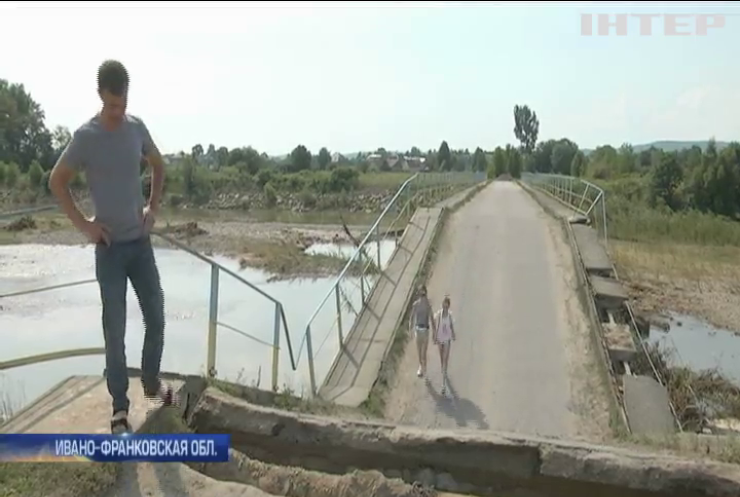 Километры бездорожья: в Прикарпатье рухнул автомобильный мост