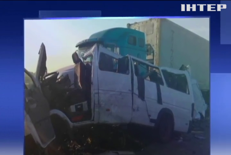 Аварія на Миколаївщині: маршрутка протаранила вантажівку