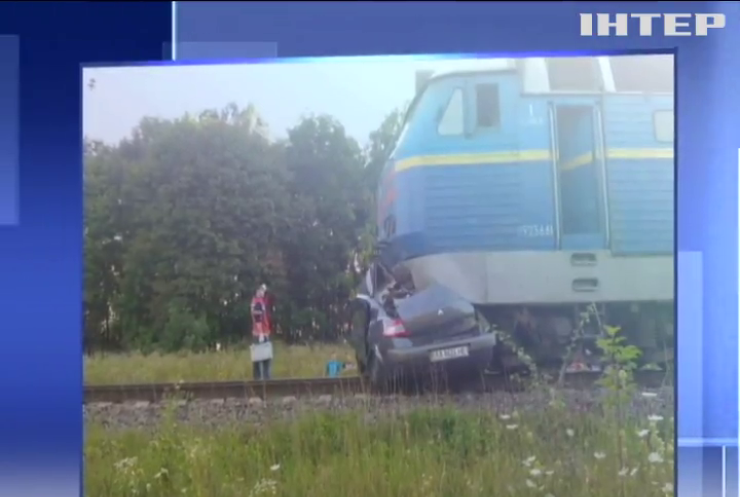На Київщині потяг протаранив легковий автомобіль