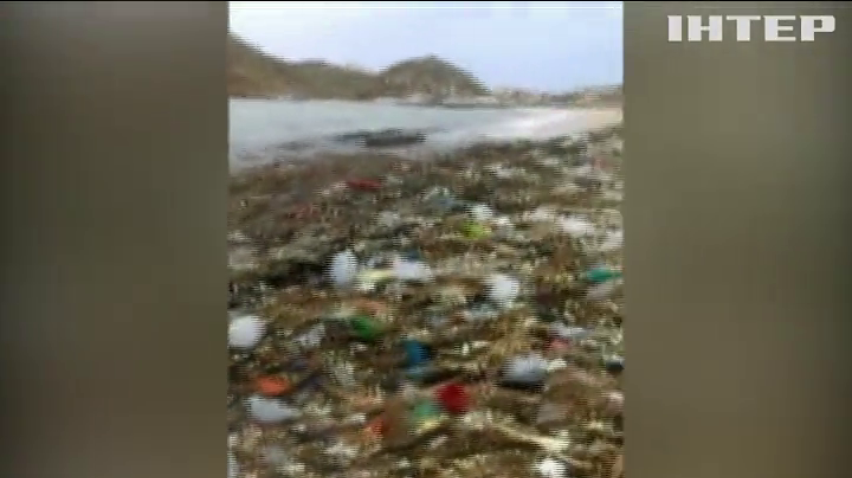 На мексиканський курорт винесло з океану тонни пластику (відео)