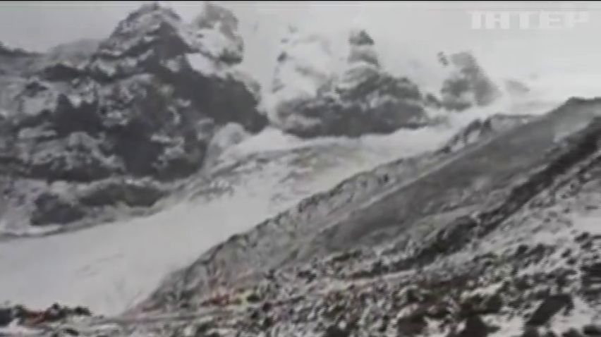 Капризы природы: горный курорт Грузии замело снегом (видео)