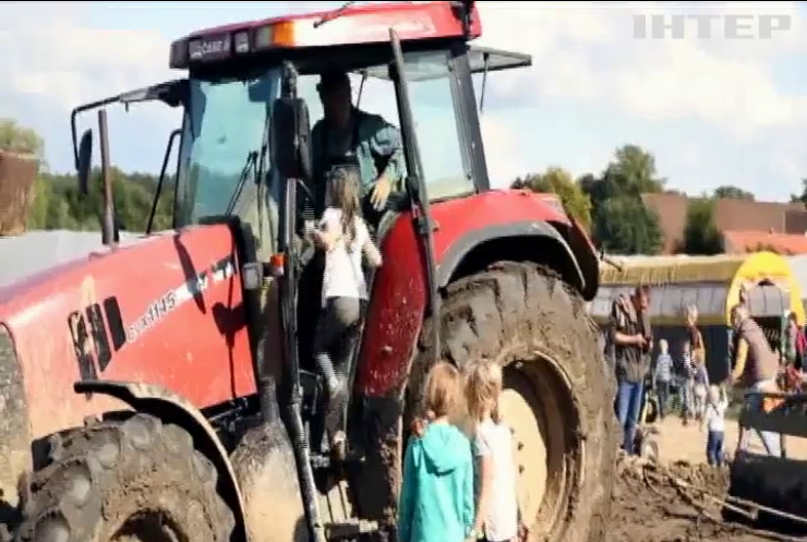 У Німеччині перекинувся екскурсійний трактор з дітьми