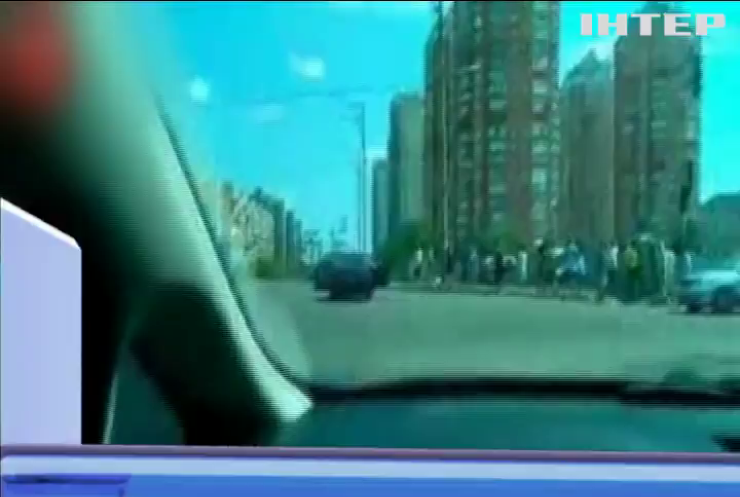 Аварія у Києві: автівку винесло на тротуар